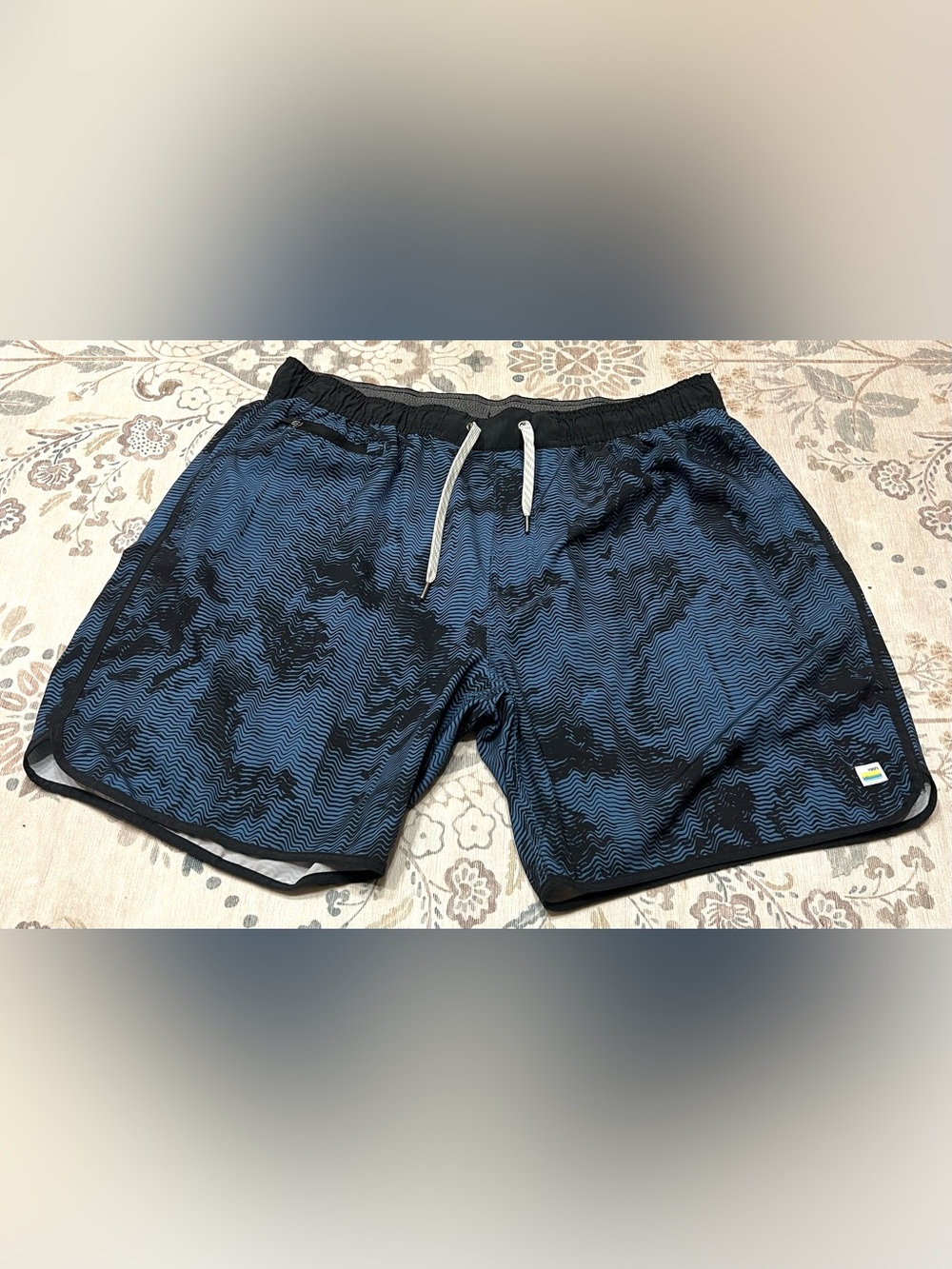 Vuori Banks Short Unlined 7" Black / Blue Print Size XXL